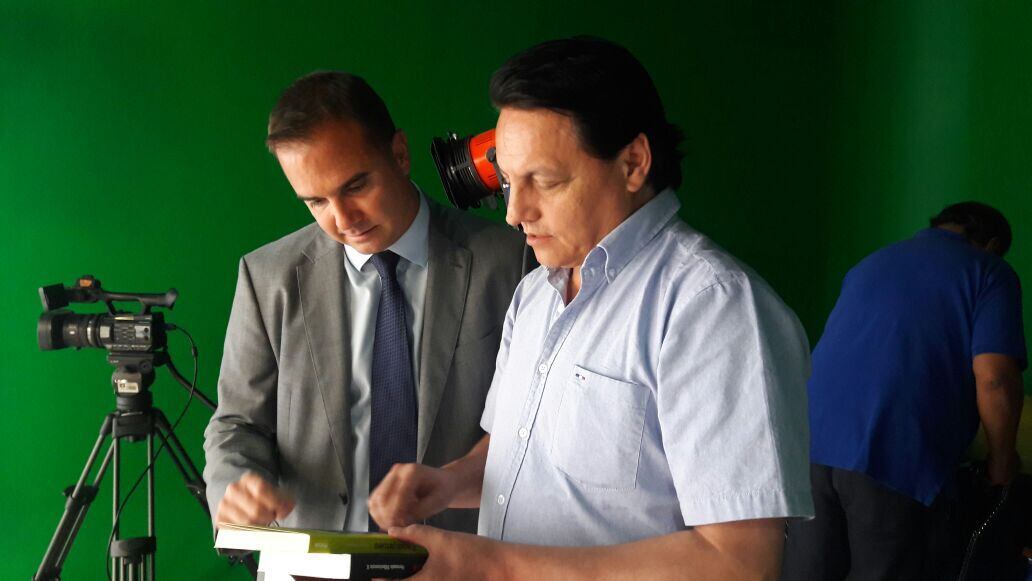 Fernando Villavicencio fue entrevistado por el periodista peruano Raúl Tola sobre su libro 'El feriado petrolero'.