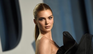 Kendall Jenner utiliza su paraguas y usuarios destacan que no use a un empleado