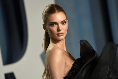 Kendall Jenner utiliza su paraguas y usuarios destacan que no use a un empleado