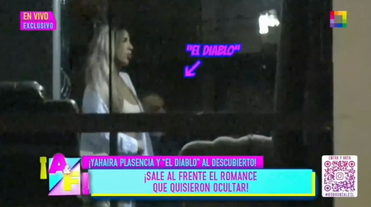 Yahaira Plasencia junto a Luis Fernando 'El Diablo' en la sala de su casa.