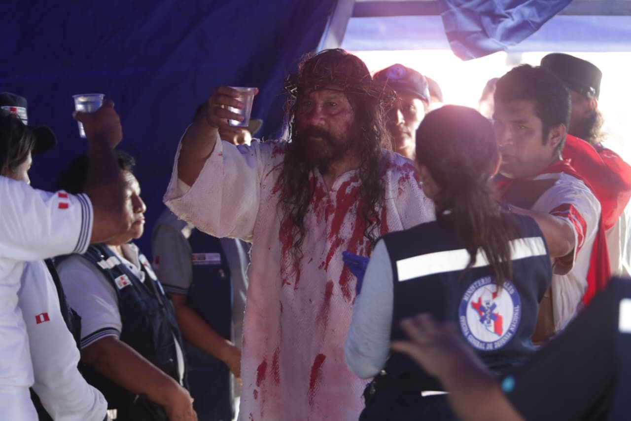 Mario Valencia, Cristo Cholo, recibió atención cuando subía al cerro San Cristobal. ( Fotos: Julio Reaño/@photo.gec)