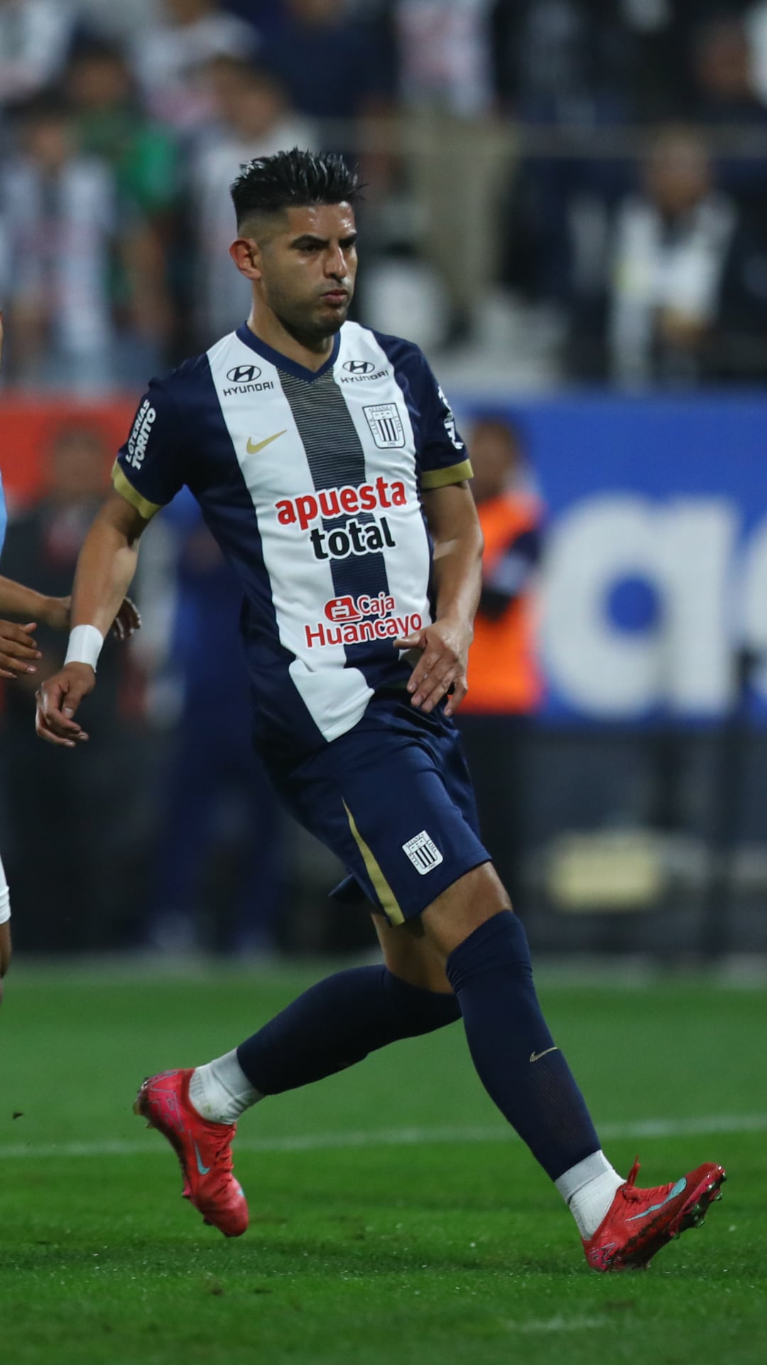 Luis Deuteris, abogado de la joven argentina que denunció a los futbolistas Carlos Zambrano, Miguel Trauco y Sergio Peña, descartó que su defendida haya extorsionado al futbolista. En cambio, explicó la posibilidad de que alguna persona ajena al caso haya querido aprovecharse económicamente.