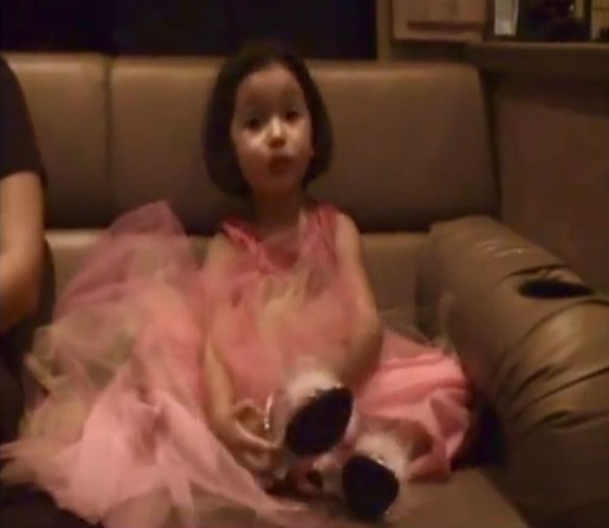 Una pequeña Angelita luciendo un vestido rosa sobre un sofá (Foto: Ángela Aguilar / Instagram)