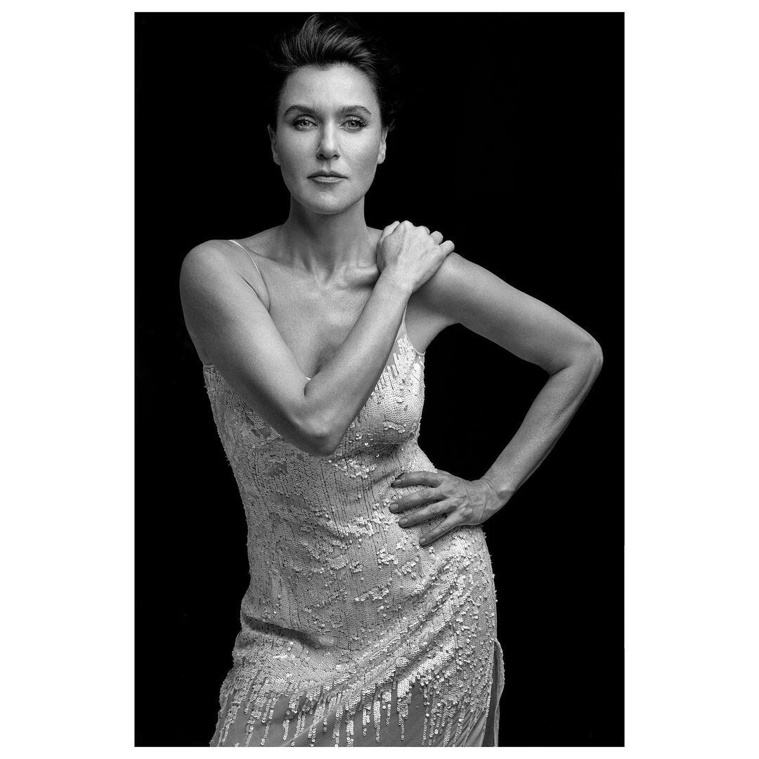 Una instantánea en blanco y negro de la intérprete (Foto: Sevval Sam / Instagram)