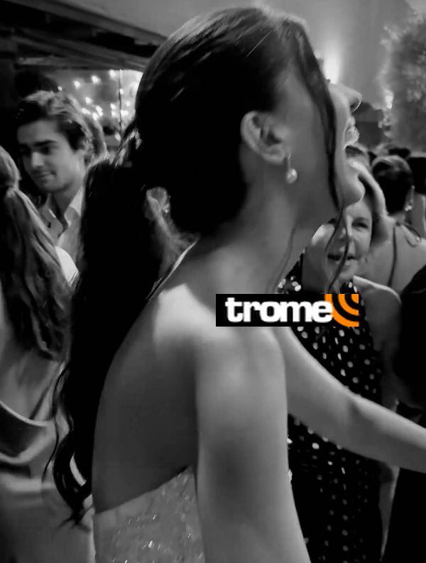 Patricia Llosa acompaña a su nieta Josefina en la pista de baila del restaurante Huaca Pucllana.