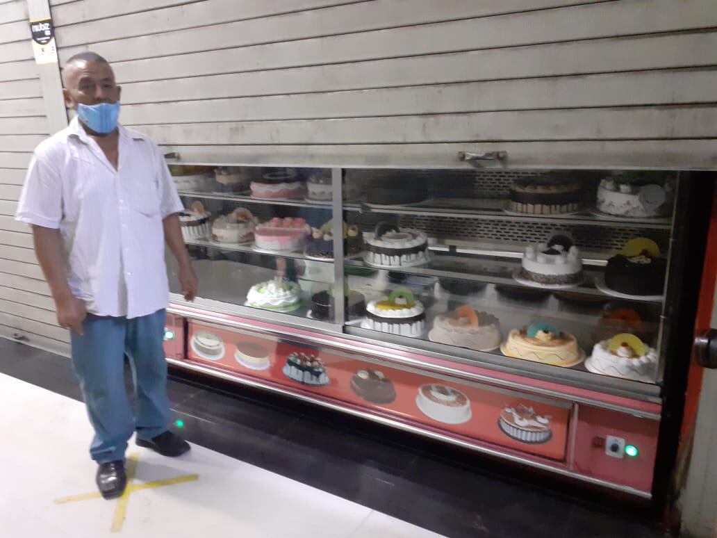 Cuatro delincuentes armados se escondieron dentro de mostradores de ropa, salieron por la madrugada y encañonaron a dos vigilantes de la galería 'Minimarket Santa Rosa' para robar celulares de alta gama de 24 tiendas en una galería. (foto: Mónica Rochabrum)