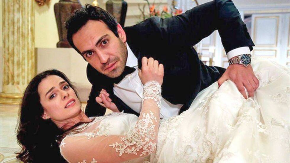 Buğra Gülsoy y Özge Özpirinçci son los protagonistas de “Amor a segunda vista" (Foto: Süreç Film)