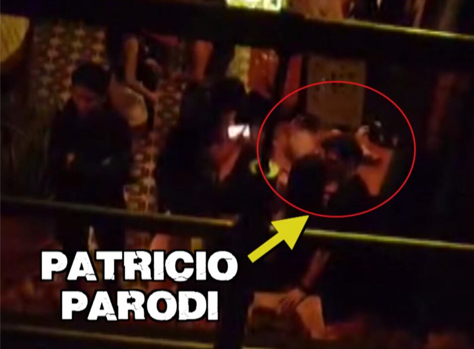 "Magaly TV La Firme" capta a Patricio Parodi besándose con misteriosa mujer que no es Rosángela.