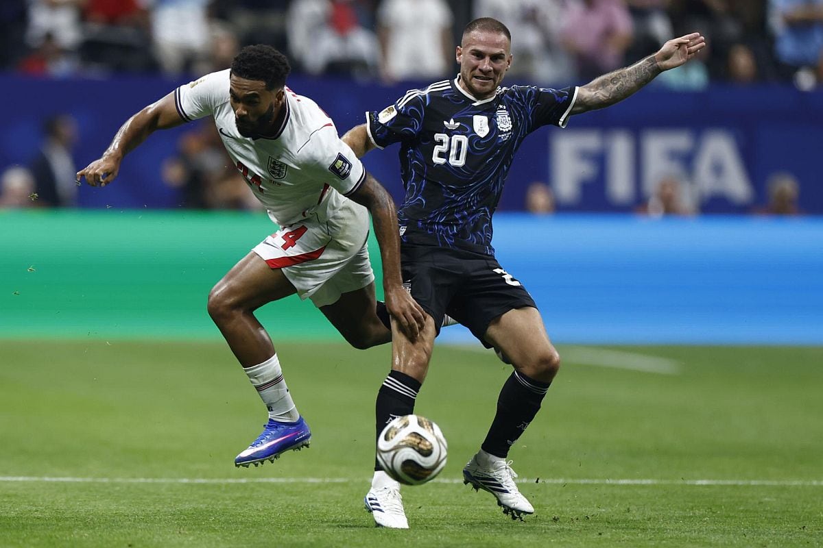 Reece James (izq.), de Inglaterra, y Alexis Mac Allister, de Argentina, en acción durante el partido de semifinales de la Copa Mundial de la FIFA 2026 entre Inglaterra y Argentina, en Atlanta (EE. UU.) | Foto: EFE/EPA/WILL OLIVER