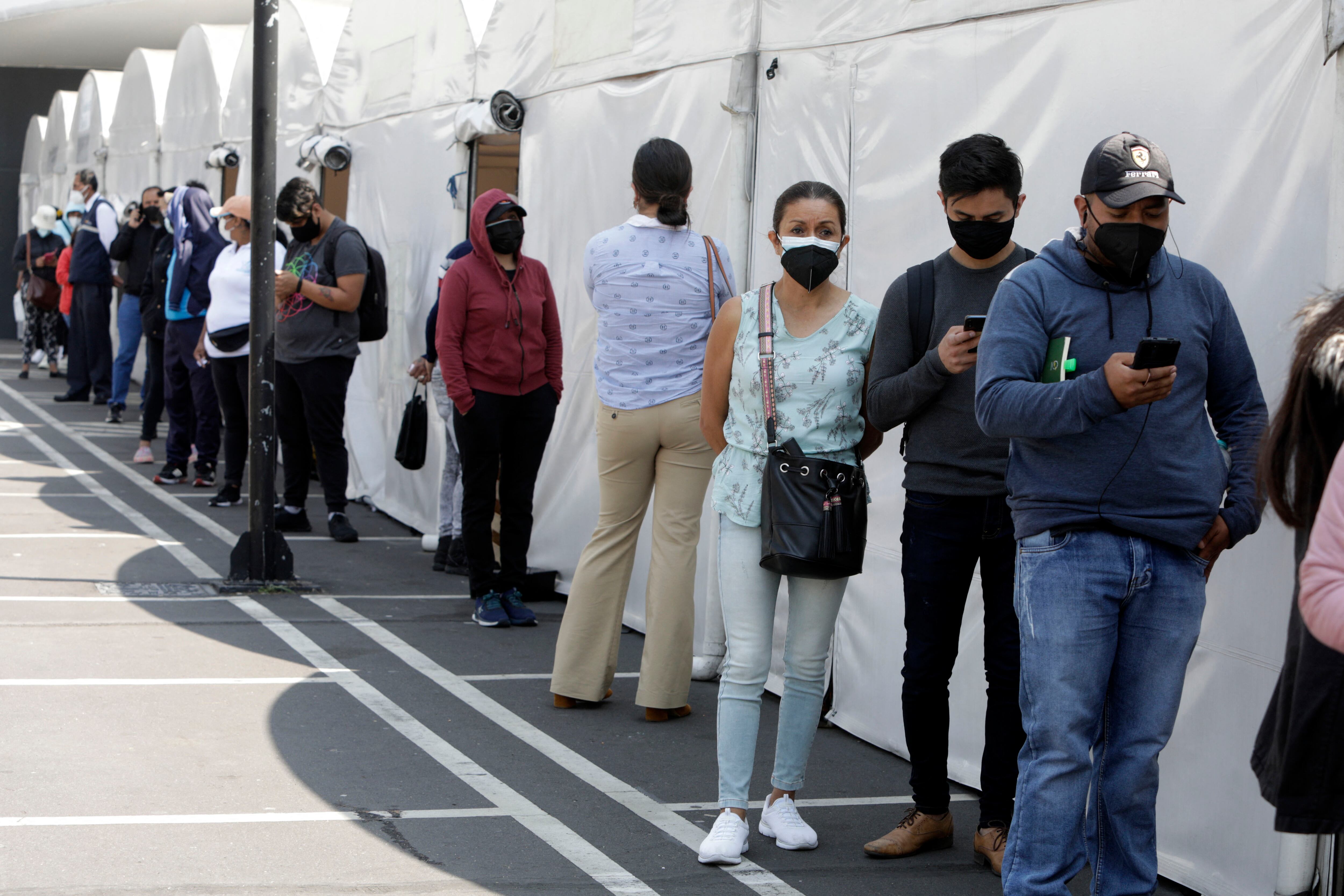 Personas hacen cola frente al Hospital General del IESS Quito Sur, mientras esperan para someterse a una prueba PCR tras un aumento de contagios de Covid-19, en Quito, el 4 de enero de 2022. (Foto de Cristina Vega RHOR / AFP)