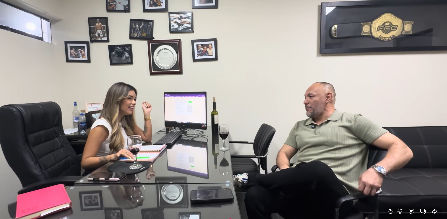 Jackson Mora y la 'Chica Realidad' tuvieron una coqueta entrevista. (YouTube: Shirley Arica)