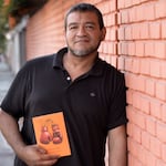 Sergio Gómez: ‘Como no tengo para pagar un psicólogo, escribo poesía’.