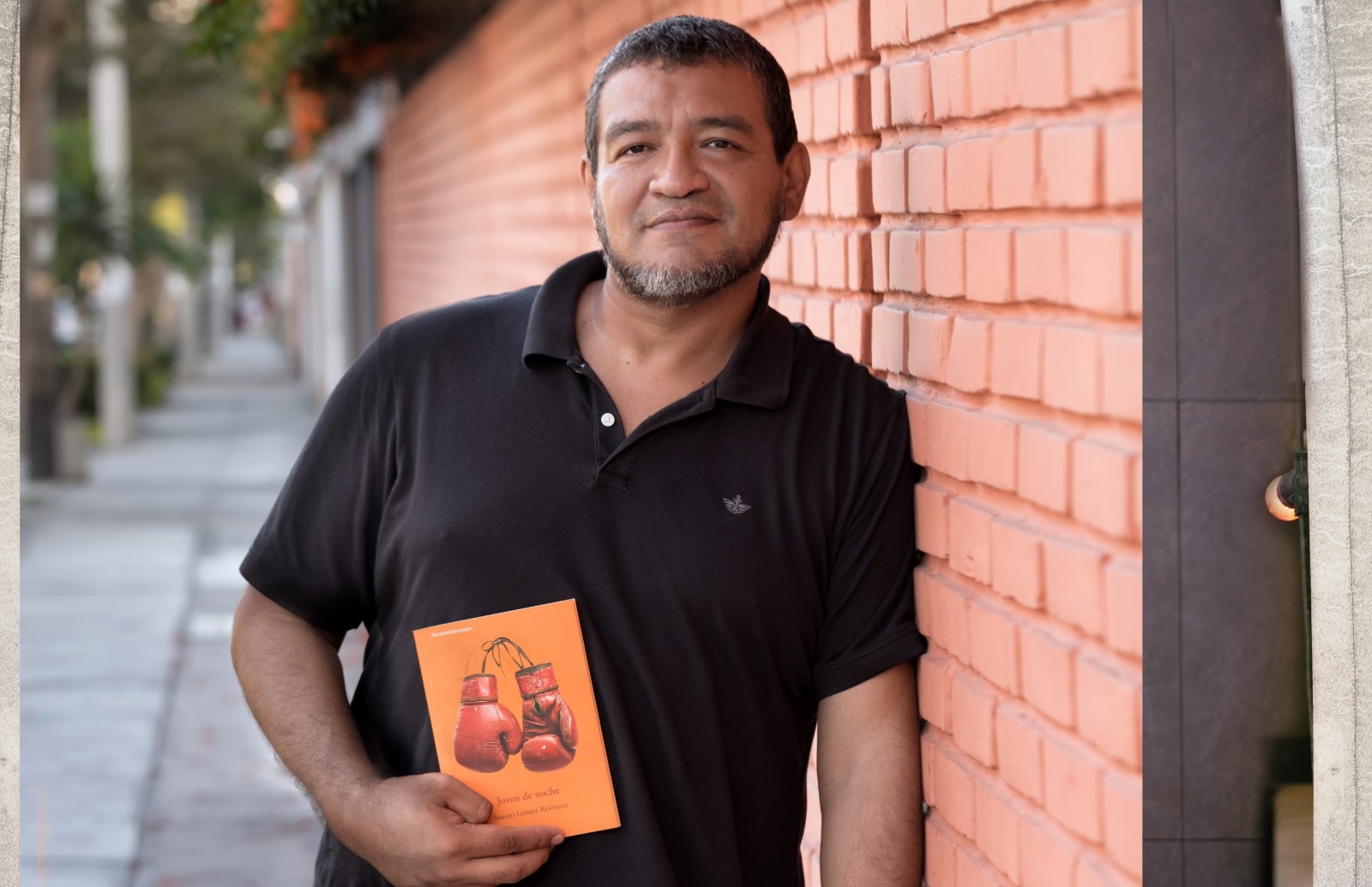 Poeta 'trajo al mundo' su segunda obra