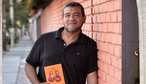 Sergio Gómez: ‘Como no tengo para pagar un psicólogo, escribo poesía’.
