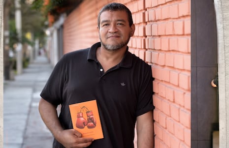 Sergio Gómez: ‘Como no tengo para pagar un psicólogo, escribo poesía’.