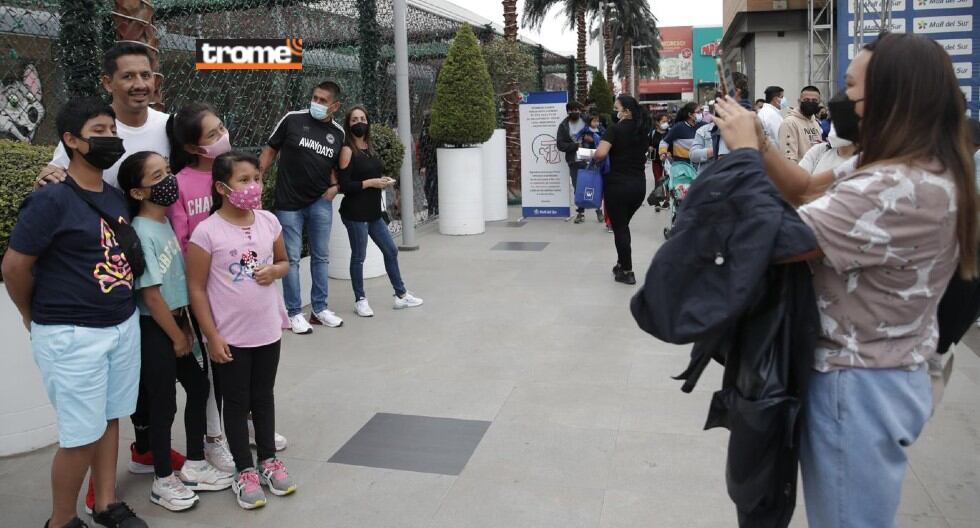 Sus familiares y amigos le decían que tiene 'un aire' a Lapadula, pero Fernando no pensó ganar el concurso de 'dobles'. Le piden fotos, (Trome / Renzo Salazar)