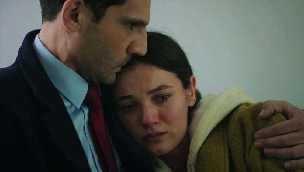 Ilgaz abrazando a Ceylin en la telenovela turca "Secretos de familia" (Foto: Ay Yapım)