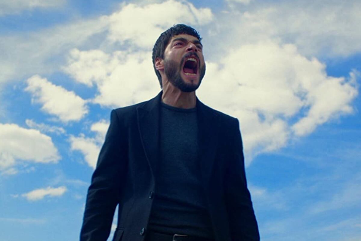 Miran descargando su furia en la novela turca "Hercai". (Foto: Mia Yapim)