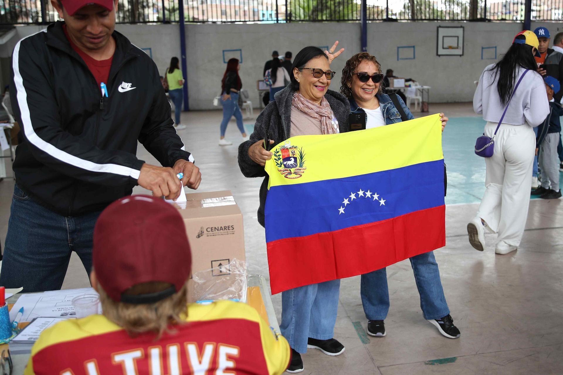 Venezolanos acuden a votar en las elecciones primarias de la oposición en Lima, Perú. (EFE/ Paolo Aguilar).
