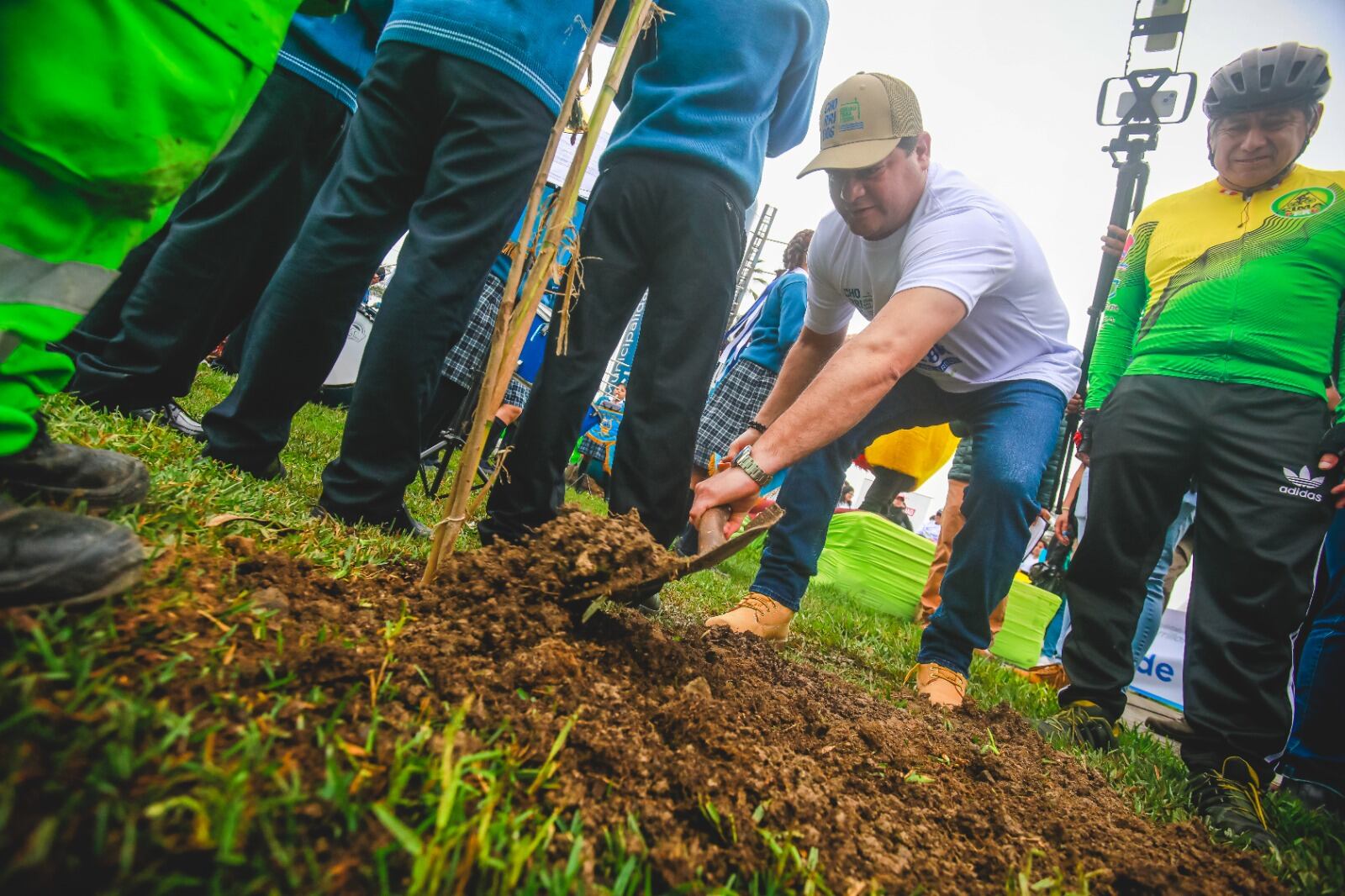El alcalde de Chorrillos, Fernando Velasco, fue el encargado de sembrar el primer Molle Costeño donado por el Servicio de Parques de Lima (SERPAR).