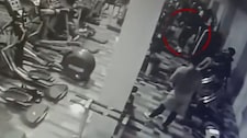 Huaycán: Mujer cae dentro de buzón en gimnasio | VIDEO