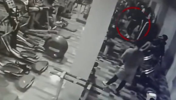 TROME | Huaycán: Mujer cae a forado dentro de gimnasio (América Noticias)