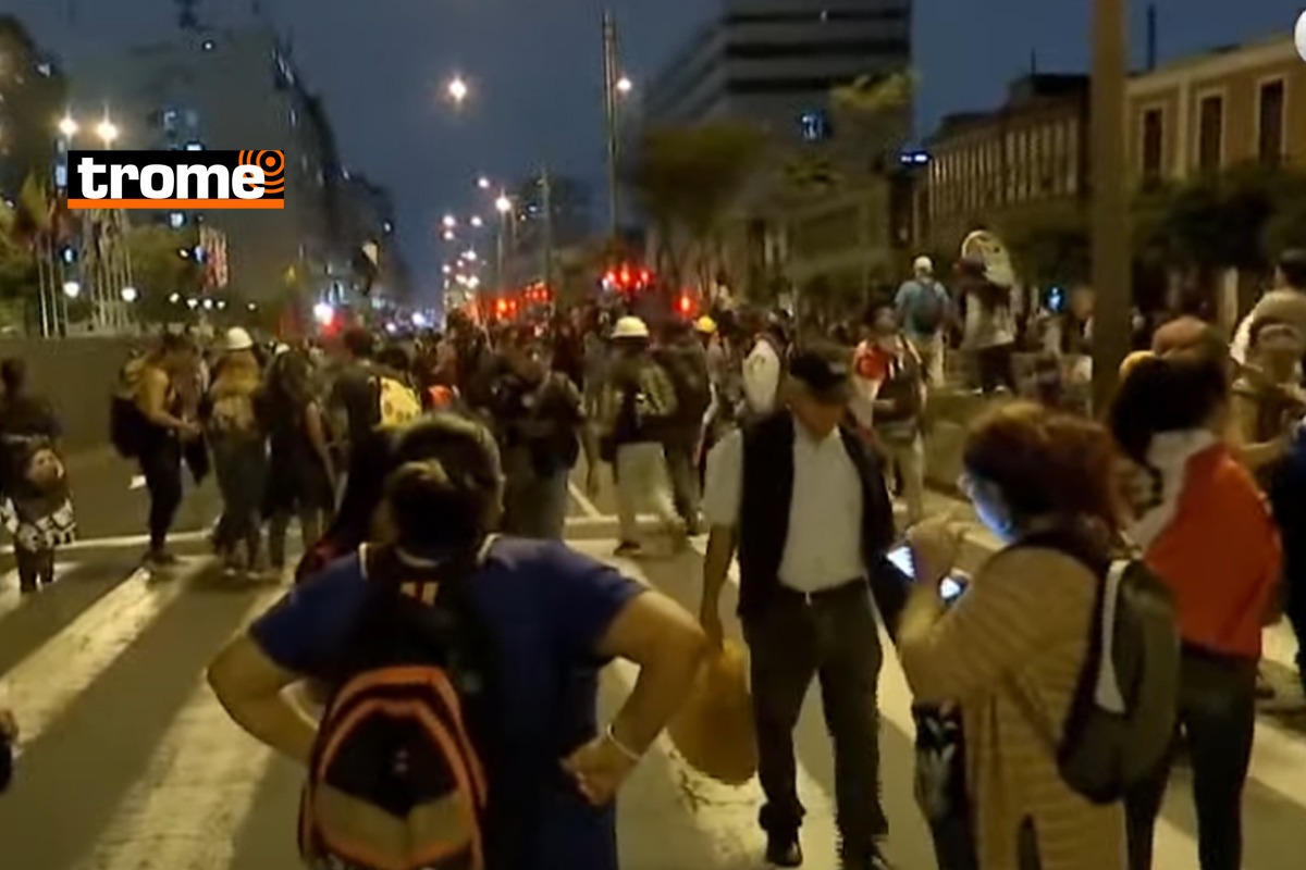 Manifestantes llegaron a las afueras del Congreso de la República.