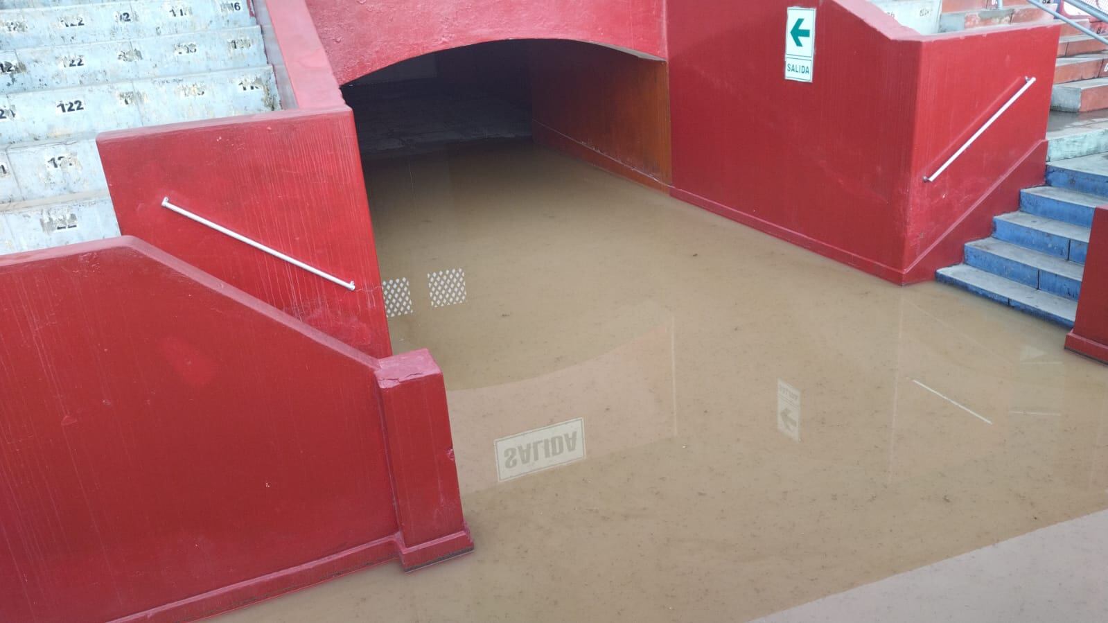 El agua tapó el ingreso a las tribunas de occidente del Estadio Mansiche. (Foto: Carlos Balarezo)