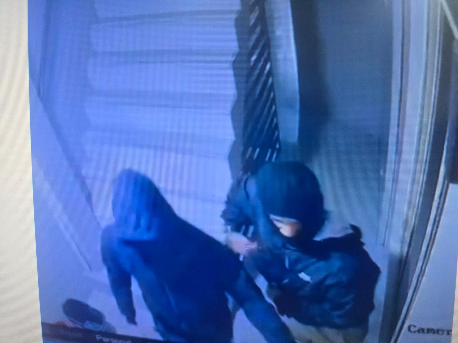 Asesinos estaban con capuchas y el rostro cubierto. Fueron grabados y la Policía busca identificarlos.