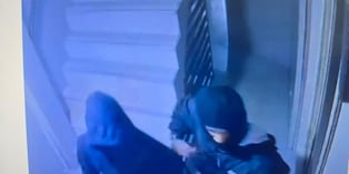 Asesinos estaban con capuchas y el rostro cubierto. Fueron grabados y la Policía busca identificarlos.