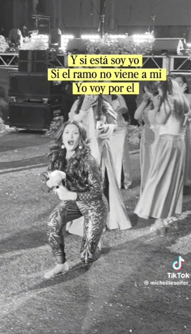 Michelle Soifer se lanzó con todo por bouquet en boda.