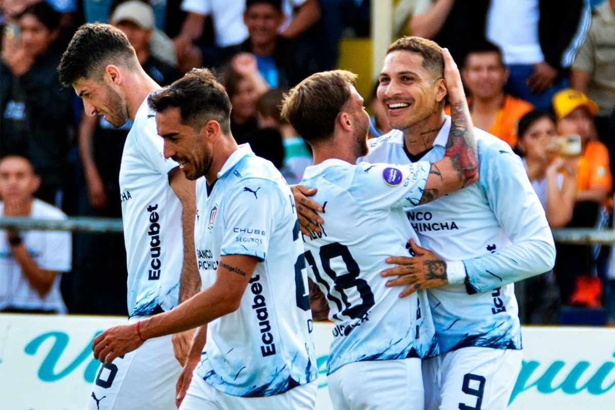 Paolo Guerrero y el gol de la tranquilidad para el LDU. (Redes sociales)