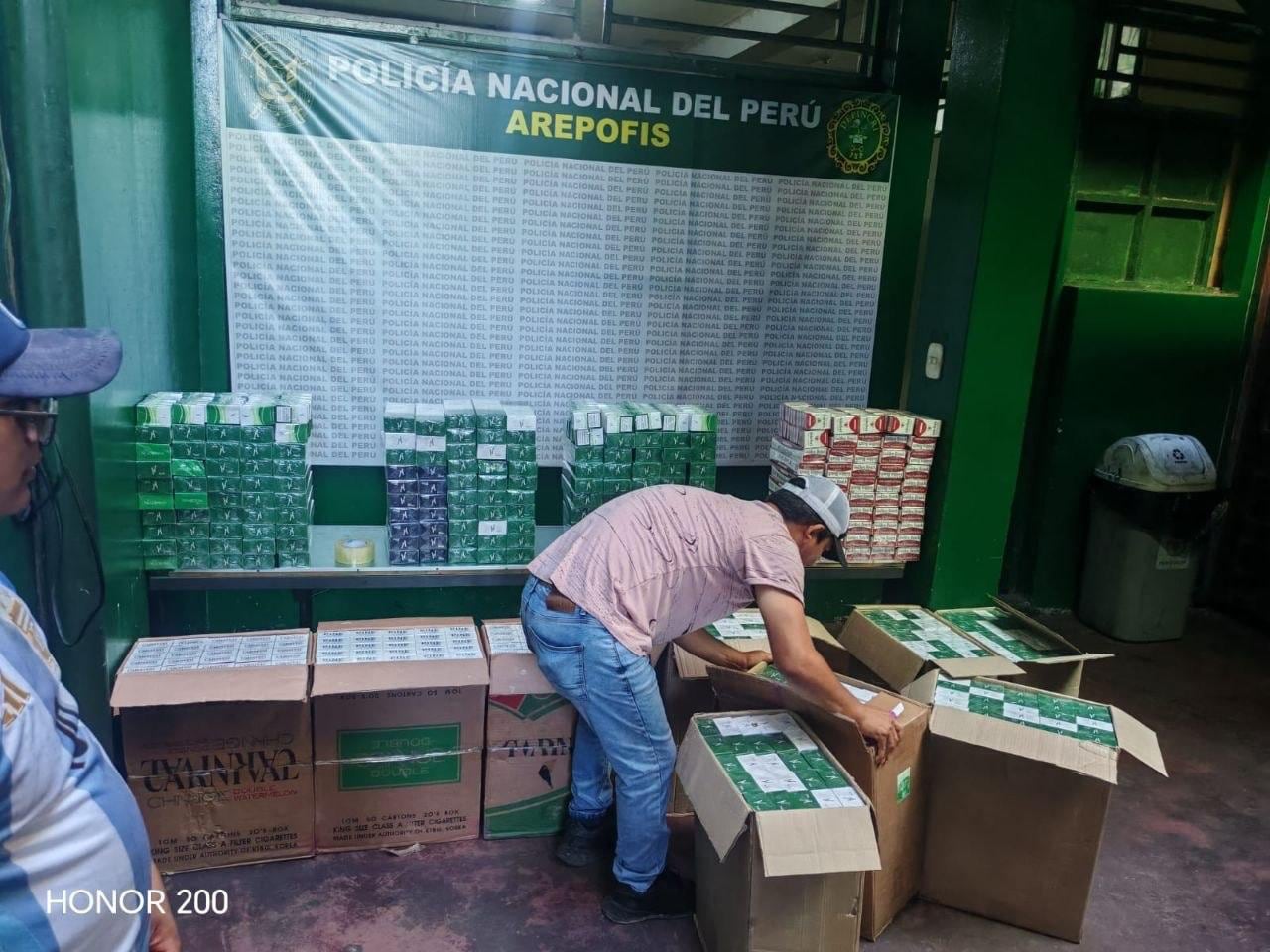 Policías encontraron cajas llenas de cigarrillos ilegales.