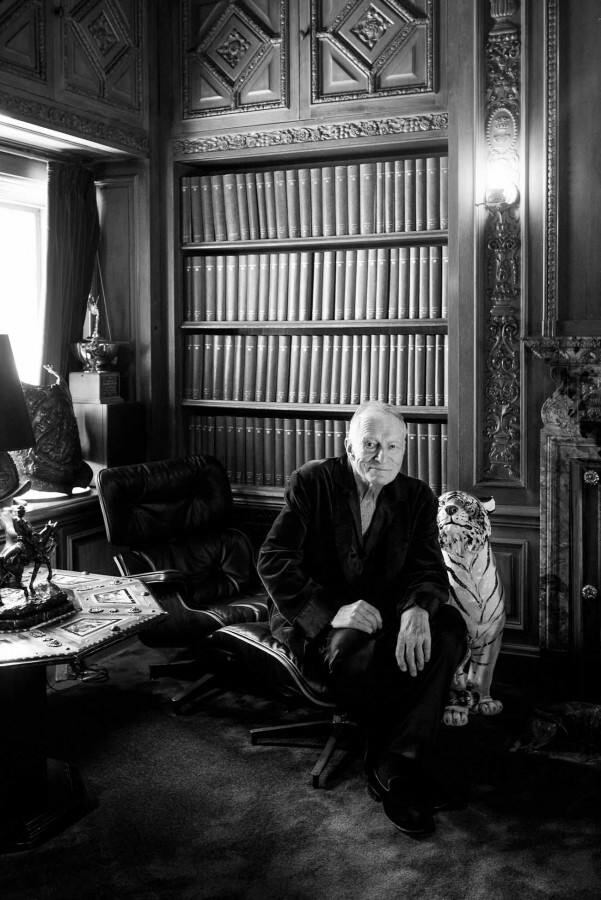El magnate de Playboy posando en su biblioteca, donde se aprecia que toda la habitación está enchapada en madera. (Foto: Hugh M. Hefner)