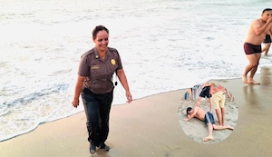 Chimbote: Mujer policía uniformada se arroja al mar y rescata a tres bañistas | VIDEO