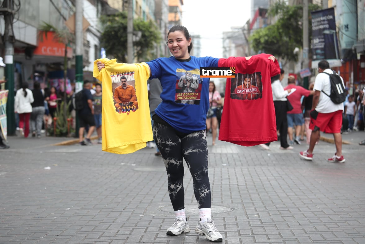 Venden polos con imágenes de la captura de Nicolás Maduro y frases 'Venezuela libre', y a la vez no quieren control de Trump. (Entrevista: Isabel Medina / Foto: Jesús Saucedo / Trome).