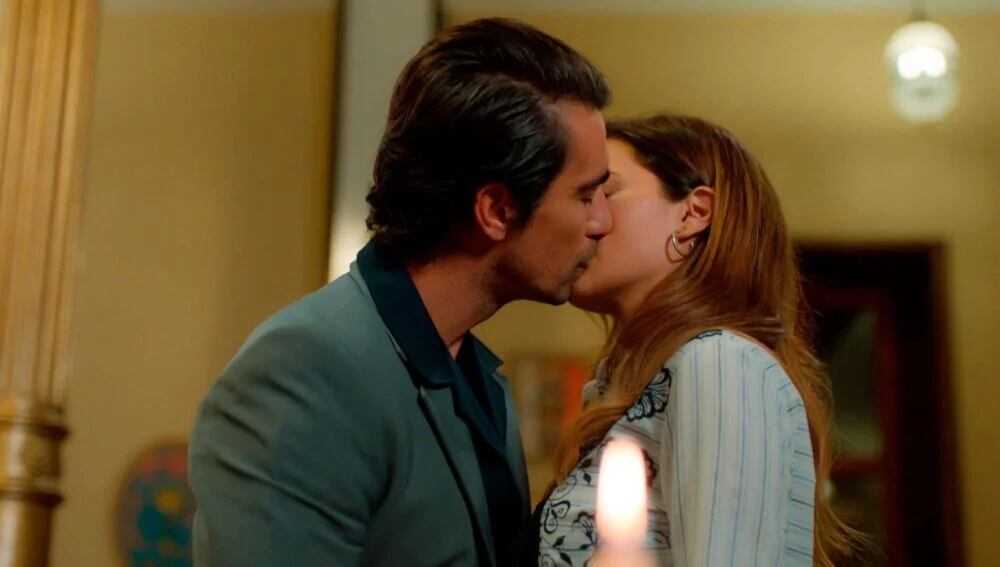 Hilal Altınbilek como Züleyha y Ibrahim Çelikkol como Mehmet en la telenovela turca "Tierra amarga" (Foto: Tims & B Productions)