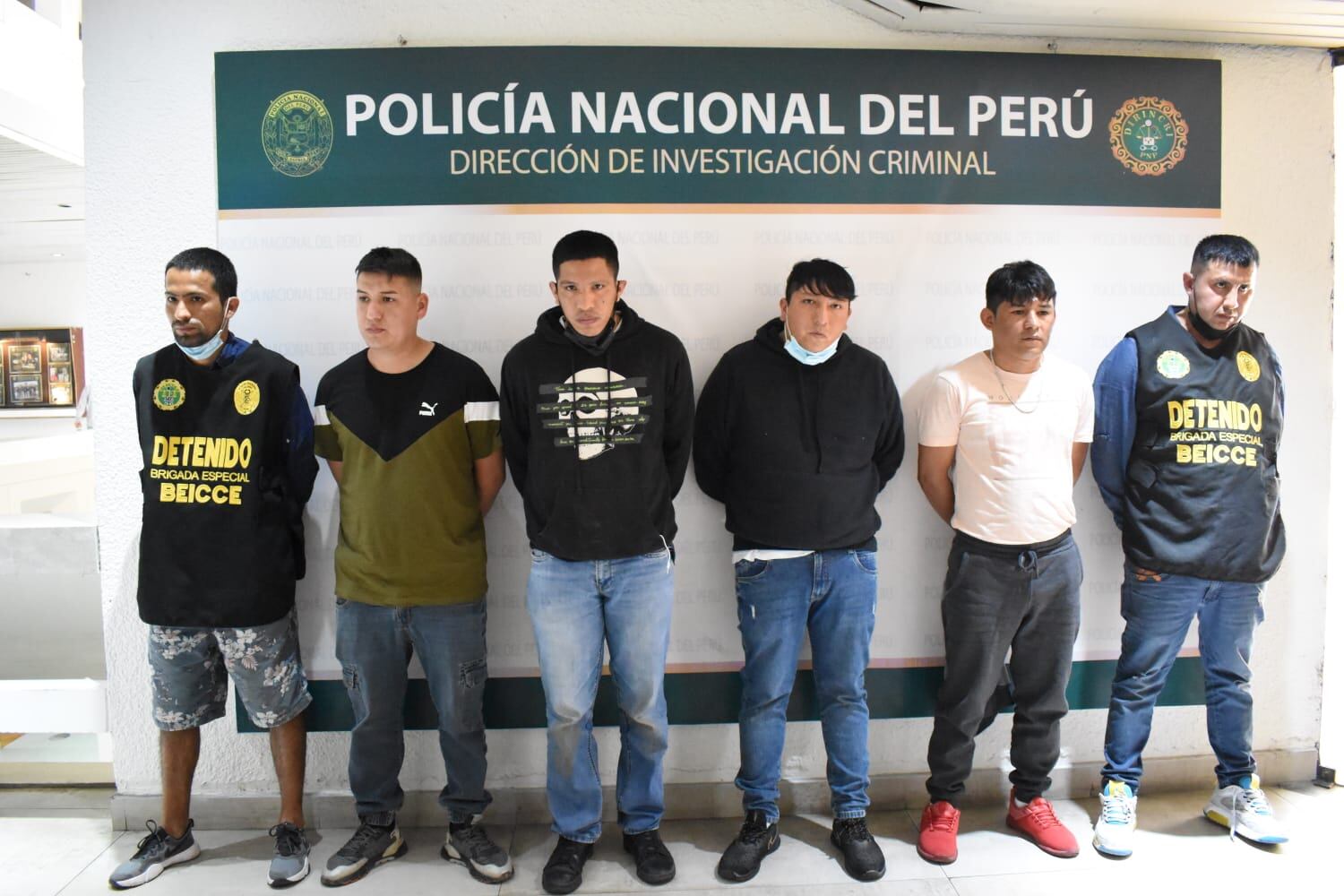 Carlos Juárez Calvo (27), Hendrix Sanabria Soller (33), Akira Mendoza Gutiérrez (39), Alfredo Aparicio Tello (38), Miguel Baca Casahuamán (34) y Junior Araoz Valdivia (28) son sindicados de pertenecer a la banda criminal “Los Injertos del Sur”. (Foto: PNP)