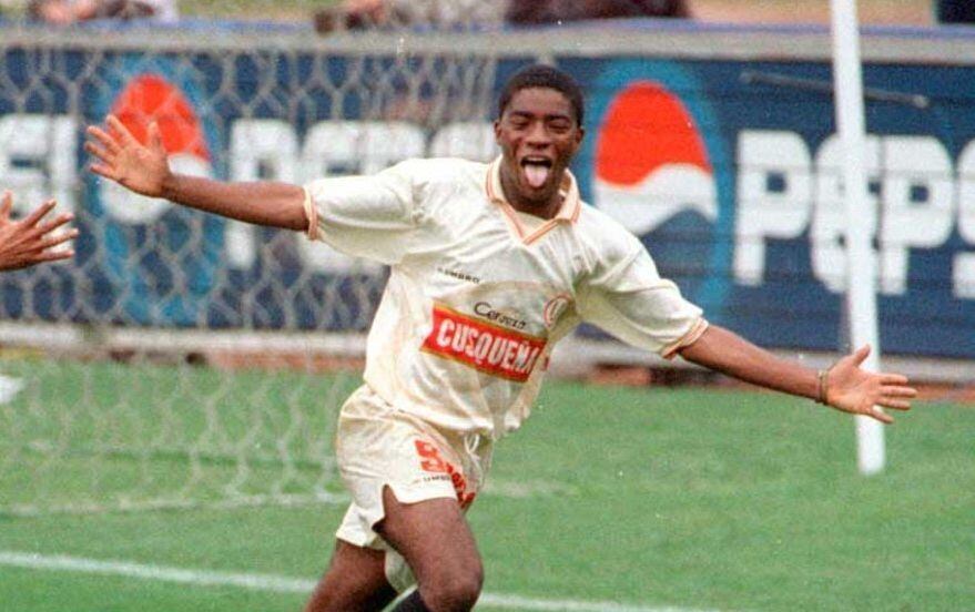 Roberto Farfán y su clásica celebración durante su etapa en la 'U'.