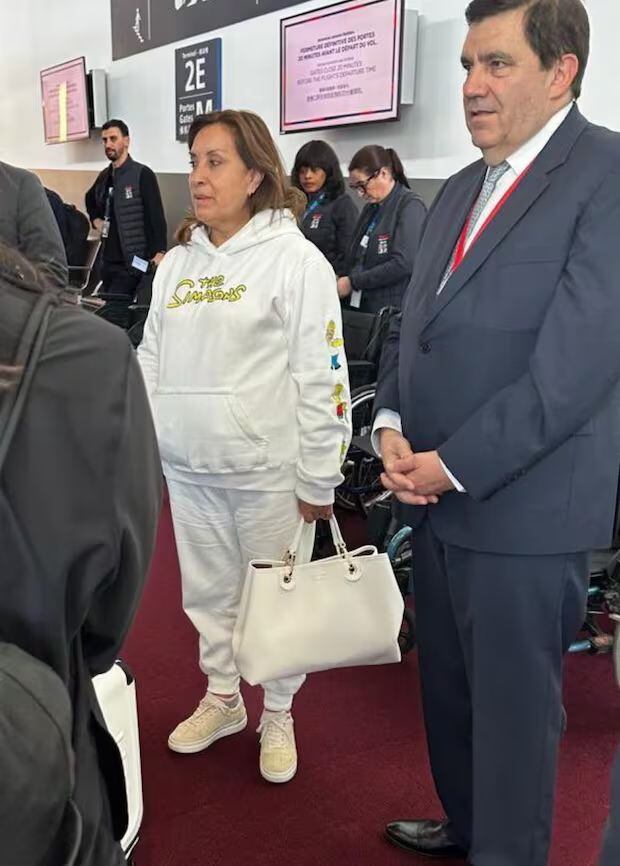 Dina Boluarte hizo escala en París con sui buzo de 'Los Simpsons'. Foto: X.