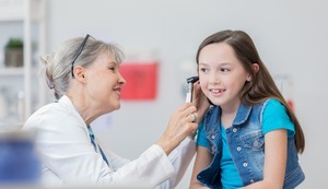 ¿Escuchar bien es clave para aprender? Responde una otorrinolaringóloga