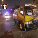 Chofer embiste a extorsionadores que quisieron quemar su combi