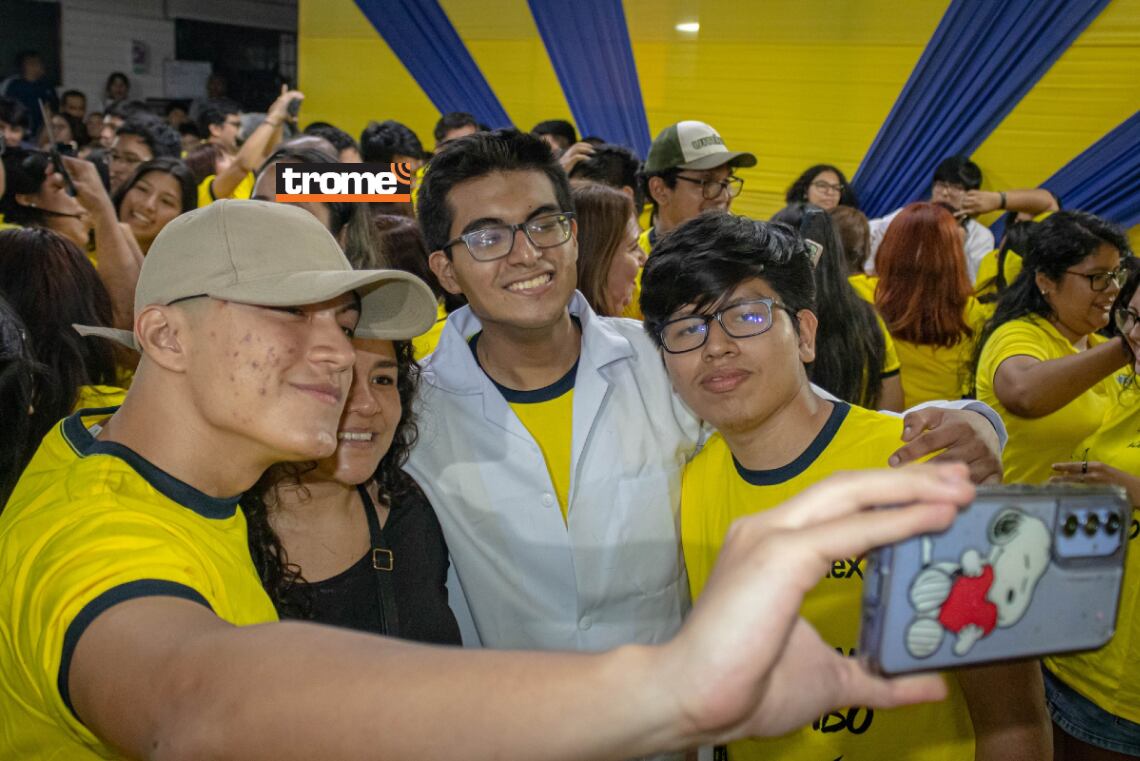 Elías Mendoza y algunos de sus amigos en momentos de la fiesta de cachimbos de su academia, tras los resultados del examen de admisión San Marcos 2025-II. (Entrevista: Isabel Medina - Trome / Foto Vonex).
