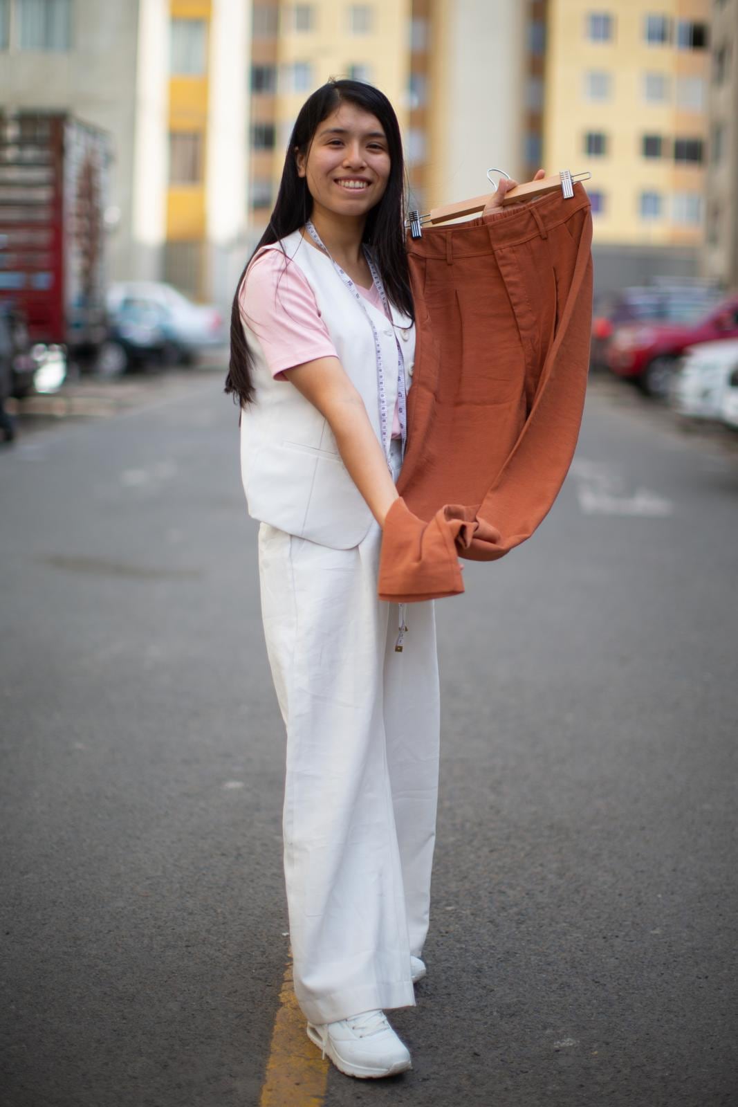 Los pantalones son las prendas más pedidas por sus clientas. Foto: Mario Zapata.