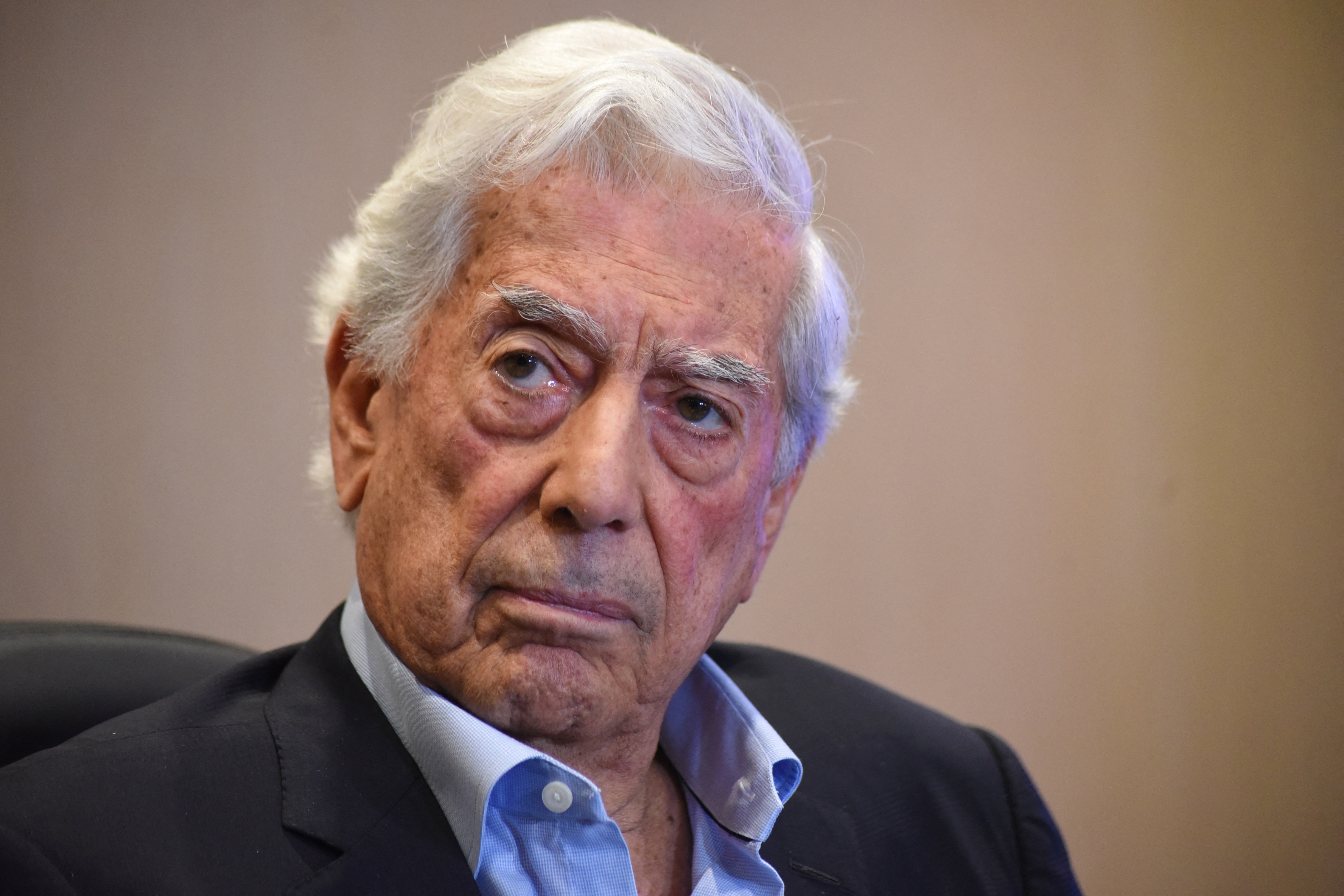 Peruvian writer and Literature Nobel Prize laureate, Mario Vargas Llosa, attends to the presentation of his book 'Tiempos recios' in Guatemala City, on December 3, 2019. (Photo by ORLANDO ESTRADA / AFP)