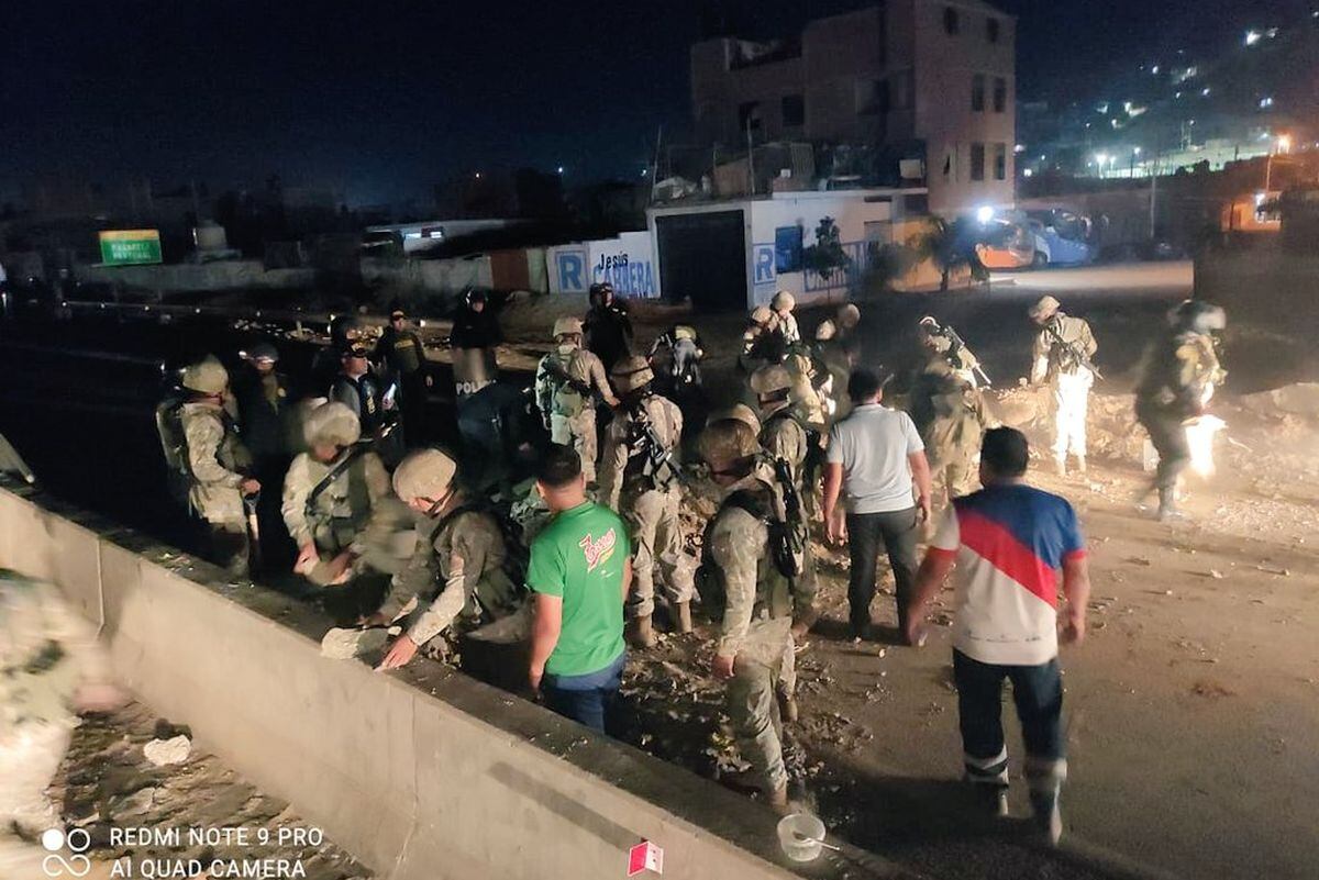 La 32° Brigada de Infantería, Policía Nacional y la población desbloquean un tramo de la carretera Panamericana Norte. (Foto: CCFFAA)