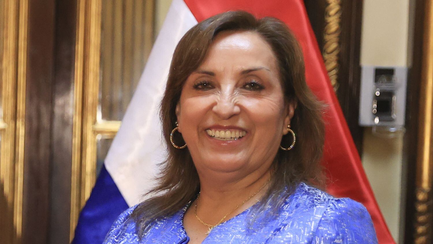 Dina Boluarte en una foto del 26 de junio, cuatro días después de la presunta entrega, con aretes similares a los descritos por la fiscalía.