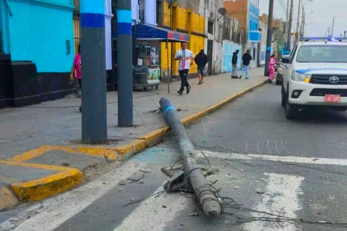 Así quedó el poste sobre la calzada de la Av Miguel Grau (Foto: @Municallao)