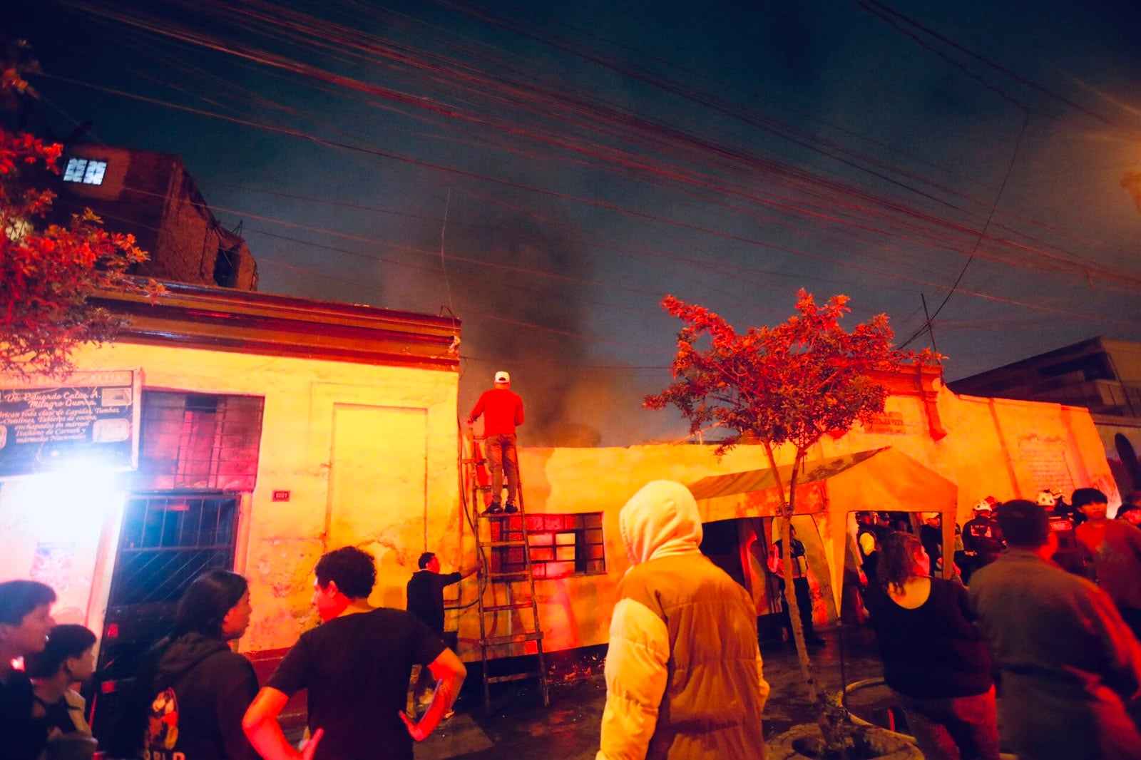 El incendio destruyó 10 viviendas en una quinta en Barrios Altos, pero no dejó heridos ni fallecidos según autoridades. (Foto: César Grados / @photo.gec)