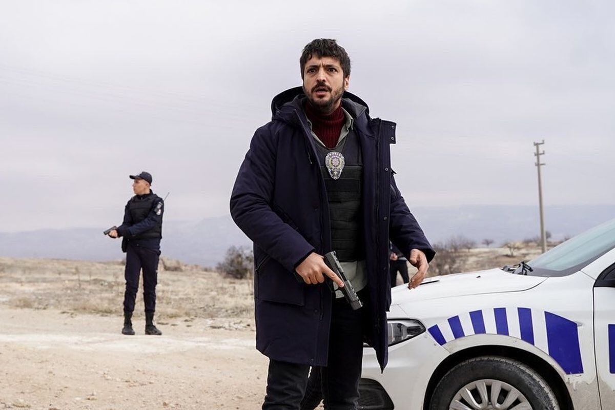 Taner Ölmez interpreta a un policía en
"Alef" (Foto: BluTV/Twitter)